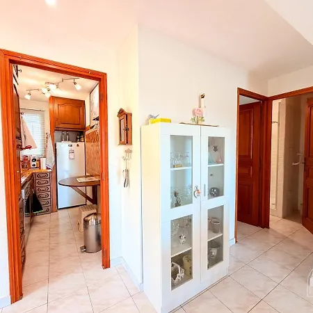Maisonnette Avec Jardin Et Apercu A *
